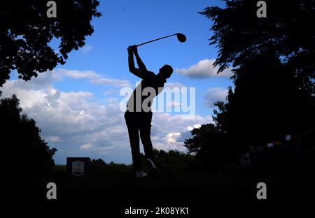 Matt Fitzpatrick si tee sulla 17th buche durante il terzo giorno del BMW PGA Championship al Wentworth Golf Club, Virginia Water. Data immagine: Sabato 10 settembre 2022. Foto Stock