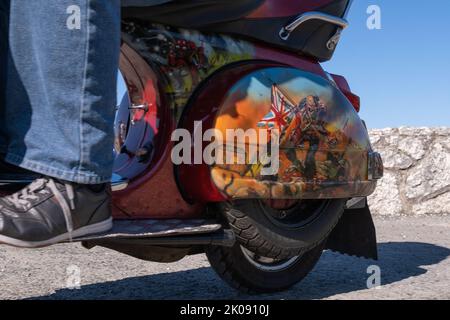 Scooter con verniciatura Iron Maiden personalizzata all'annuale raduno di scooter Gathering of the Clans. Ballintoy, Regno Unito - 10 settembre 2022. Foto Stock