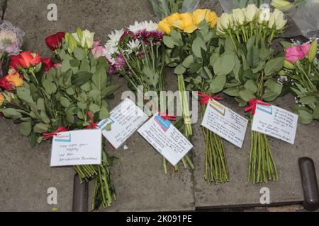 La gente paga i loro rispetti, tributi floreali alla fine della regina Elisabetta II al centro civico di Newcastle, Newcastle upon Tyne, Regno Unito, 10 settembre 2022, accreditamento: Notizie dal vivo di DEWAlamy Foto Stock