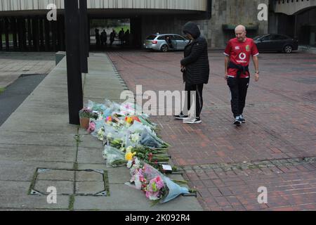 La gente paga i loro rispetti, tributi floreali alla fine della regina Elisabetta II al centro civico di Newcastle, Newcastle upon Tyne, Regno Unito, 10 settembre 2022, accreditamento: Notizie dal vivo di DEWAlamy Foto Stock