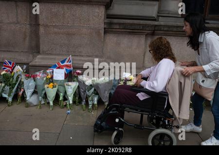 Glasgow, Scozia, 10 settembre 2022. I fiori sono deposti al di fuori delle City Chambers come segno di rispetto per sua Maestà la Regina Elisabetta II che è morta a 96 anni, a Glasgow, Scozia, il 10 settembre 2022. Photo credit: Jeremy Sutton-Hibbert/ Alamy Live news. Foto Stock