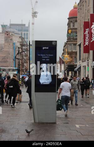 La gente paga i loro rispetti, tributi floreali alla fine della regina Elisabetta II al centro civico di Newcastle, Newcastle upon Tyne, Regno Unito, 10 settembre 2022, accreditamento: Notizie dal vivo di DEWAlamy Foto Stock