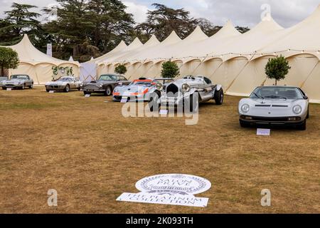Una collezione straordinaria di auto storiche in mostra al Salon Privé 2022 che si tiene a Blenheim Palace Foto Stock