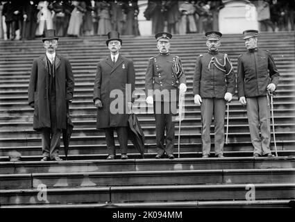 Grand Army of the Republic - Unidentified; Acting Secretary of War [Robert Shaw] Oliver; Acting Chief of staff Matherspoon [sic]; col. Edwin St. John GREBLE; col. Henry T. Allen revisionando G.A.R. Gruppo, 1910. [Politici e veterani sui gradini del Campidoglio, Washington, DC. Il generale William Wallace Wotherspoon servì come capo di stato maggiore dell'esercito degli Stati Uniti nel 1914. Il maggiore generale Henry Tureman Allen esplorò il fiume Copper in Alaska. Il GAR era un'organizzazione fraterna composta da veterani dell'esercito dell'Unione (esercito degli Stati Uniti), della marina dell'Unione (marina degli Stati Uniti) e dei marines che hanno servito nell'Am Foto Stock