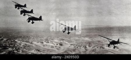 Taglio del giornale sui piloti di velivoli di Westland Lysander che imparano a volare sopra i rifiuti del deserto. Foto Stock