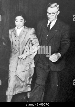 Trial of Iva Ikuko Toguri D'Aquino (4 luglio 1916 – 26 settembre 2006) è stato un . Successivamente fu accusato dall'ufficio del procuratore degli Stati Uniti di otto conti di tradimento. Il suo processo del 1949 ha portato ad una condanna per un conteggio, per il quale ha trascorso più di sei anni di una pena detentiva di dieci anni. Foto Stock