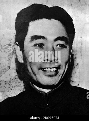 Chou en-lai. Zhou Enlai (5 marzo 1898 – 8 gennaio 1976) è stato un . Dall'ottobre 1949 fino alla sua morte nel gennaio 1976, Zhou è stato il capo di governo della Cina. Zhou ha servito sotto il presidente Mao Zedong e ha aiutato il Partito comunista ad aumentare il potere, in seguito contribuendo a consolidare il suo controllo, a formare la sua politica estera e a sviluppare l'economia cinese. Foto Stock