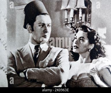 Peter Ustinov e Yvonne de Carlo nel film Hotel Sahara. Sir Peter Alexander von Ustinov CBE FRSA (Londra, 16 aprile 1921 – Londra, 28 marzo 2004) è stato un . È stato un fixture sui circuiti della conferenza e dei talk show della televisione per gran parte della sua carriera. Intellettuale e diplomatico, ha ricoperto diversi incarichi accademici e ha ricoperto la carica di ambasciatore di buona volontà per l'UNICEF e presidente del movimento federalista mondiale. Margaret Yvonne Middleton (Yvonne De Carlo, 1 settembre 1922 – Parigi, 8 gennaio 2007) è stata una . Divenne un internat Foto Stock
