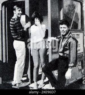 Cliff Richard in Summer Holiday, un film musicale britannico CinemaScope e Technicolor del 1963. Cliff Richard. Sir Cliff Richard OBE (Harry Rodger Webb, 14 ottobre 1940) è un . Ha venduto più di 250 milioni di dischi in tutto il mondo, rendendolo uno dei più venduti artisti musicali di tutti i tempi. Ha un totale di vendite di oltre 21,5 milioni di singoli nel Regno Unito ed è il terzo artista più venduto nella storia di UK Singles Chart, dietro The Beatles ed Elvis Presley. Foto Stock