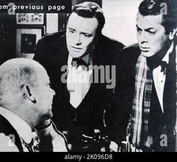 Jack Lemmon, Tony Curtis e Billy Gray in alcuni Like IT Hot, un film comico romantico americano del 1959. John Uhler Lemmon III (8 febbraio 1925 – 27 giugno 2001) è stato un attore statunitense. Tony Curtis (Bernard Schwartz, 3 giugno 1925 – 29 settembre 2010) è stato un attore statunitense la cui carriera si è estenuata per sei decenni, raggiungendo il culmine della sua popolarità negli anni '1950s e all'inizio degli anni '1960s. Billy Gray (New York, 17 marzo 1904 – Los Angeles, 4 gennaio 1978) è stato un . Foto Stock