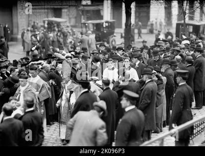 Messa Pan American - giorno del Ringraziamento a San Patrizio. Mons. Dougherty; Dr. Burns; Cardinal Gibbons; Mons. Kerby, 1912. [Servizio cattolico romano tenuto nella Chiesa cattolica di San Patrizio a Washington, D.C.]. Foto Stock