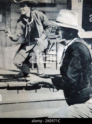 Ricky Nelson e John Wayne. Eric Hilliard Nelson (8 maggio 1940 – 31 dicembre 1985) è stato un . Marion Robert Morrison (26 maggio 1907 - 11 giugno 1979), conosciuto professionalmente come John Wayne e soprannominato Duke, è stato un attore e regista americano che è diventato un'icona popolare attraverso i suoi ruoli protagonisti in film realizzati durante la Golden Age di Hollywood, specialmente in film occidentali e di guerra. Foto Stock