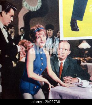 Bing Crosby, Debbie Reynolds e Robert Wagner. Harry Lillis Crosby Jr. (3 maggio 1903 – 14 ottobre 1977) è stato un . È stato uno degli artisti musicali più popolari e influenti del 20th ° secolo a livello mondiale. Mary Frances 'Debbie' Reynolds (1 aprile 1932 – 28 dicembre 2016) è stata una . La sua carriera ha durato quasi 70 anni. Robert John Wagner Jr. (10 febbraio 1930) è un attore statunitense. Foto Stock
