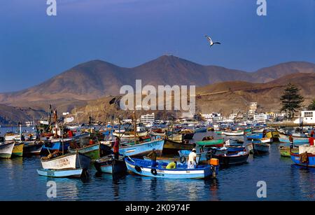 Pescatori, barche da pesca nel villaggio di Pucusana sulla costa del Perù. Foto Stock