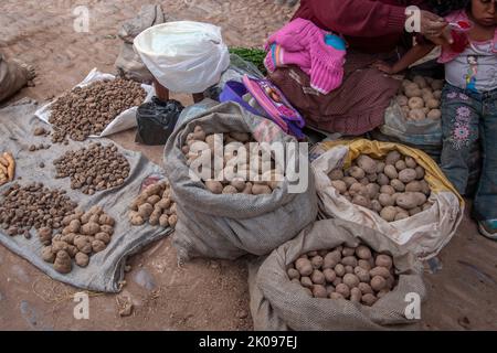 Patate in vendita nel mercato di Otavalo in altopiani andini a nord di Quito Ecuador. Foto Stock