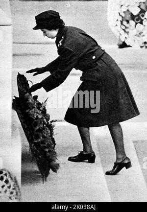 S.A.R. la principessa Elisabetta, nel 1949, eresse una corona al Cenotaf. Principessa Elisabetta. Elizabeth II (Elizabeth Alexandra Mary, 21 aprile 1926) è una regina del Regno Unito e 15 altri regni del Commonwealth. È la figlia maggiore del re Giorgio VI e della regina Elisabetta. Foto Stock
