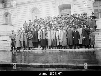 Coltivatori di mais su gradini di House Office Building; Stafford del Wisconsin, 5th da sinistra, Front; Ramseyer dell'Ohio, 2nd da sinistra, 2nd file, 1912. Foto Stock