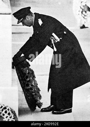 HM il re che depone una corona al Cenotaf. Giorgio VI (Albert Frederick Arthur George; 14 dicembre 1895 – 6 febbraio 1952) fu Re del Regno Unito e dei domini del Commonwealth britannico dal 11 dicembre 1936 fino alla sua morte nel 1952. Fu contemporaneamente l'ultimo imperatore dell'India fino all'agosto 1947, quando il Raj britannico fu sciolto. Foto Stock