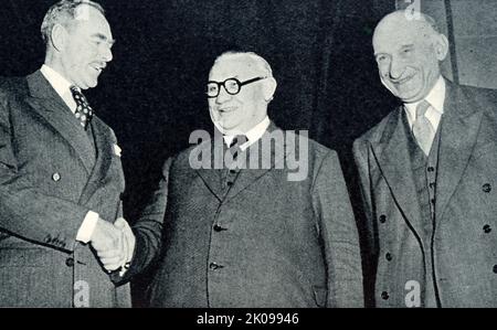 I ministri degli Esteri Acheson, Bevin e Schuman all'apertura dei colloqui di Parigi sulla Germania occidentale. Dean Gooderham Acheson (11 aprile 1893 – 12 ottobre 1971) è stato un . Come Segretario di Stato degli Stati Uniti del 51st, ha stabilito la politica estera dell'amministrazione Harry S. Truman dal 1949 al 1953. È stato il principale consigliere di politica estera di Truman dal 1945 al 1947, specialmente per quanto riguarda la Guerra fredda. Ernest Bevin (Londra, 9 marzo 1881 – Londra, 14 aprile 1951) è stato un . Ha cofondato e servito come Segretario Generale del potente Transport An Foto Stock