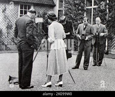 La principessa Elisabetta ispezionando una macchina fotografica al Windlesham Camera Club. Principessa Elisabetta. Elizabeth II (Elizabeth Alexandra Mary, 21 aprile 1926) è una regina del Regno Unito e 15 altri regni del Commonwealth. È la figlia maggiore del re Giorgio VI e della regina Elisabetta. Foto Stock