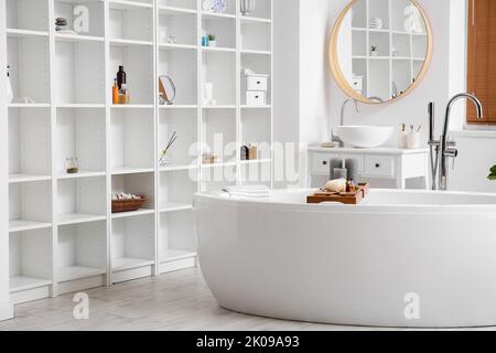 Moderna scaffalatura con diversi accessori in bagno Foto Stock