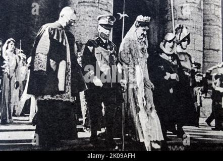 Vittorio Emanuele III (Vittorio Emanuele Ferdinando Maria Gennaro di Savoia; 11 novembre 1869 - 28 dicembre 1947) regnò come Re d'Italia dal 29 luglio 1900 fino alla sua abdicazione il 9 maggio 1946. Regnò anche come imperatore d'Etiopia (1936-1941) e re degli albanesi (1939-1943). Durante il suo regno di quasi 46 anni, iniziato dopo l'assassinio del padre Umberto i, il Regno d'Italia fu coinvolto in due guerre mondiali. Il suo regno comprendeva anche la nascita, l'ascesa e la caduta del fascismo italiano e del suo regime. Foto Stock