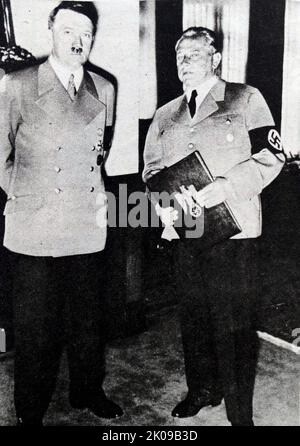 Adold Hitler fotografato da Heinrich Hoffmann. Adolf Hitler (20 aprile 1889 1933 – 30 1945 aprile 1945) è stato un . Salì al potere come leader del Partito nazista, diventando cancelliere nel 1933 e poi assumendo il titolo di Fuhrer und Reichskanzler nel 1934. Durante la sua dittatura, iniziò la seconda guerra mondiale in Europa invadendo la Polonia il 1 settembre 1939. Durante tutta la guerra fu strettamente coinvolto nelle operazioni militari e fu fondamentale per la perpetuazione dell'Olocausto, il genocidio di circa sei milioni di persone Foto Stock