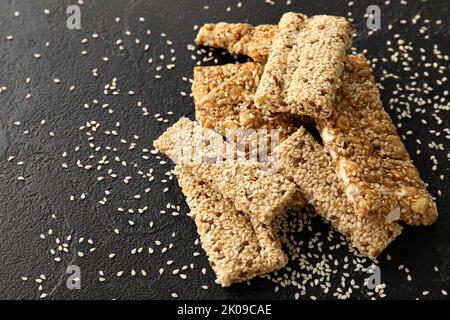 Un mucchio di gustosi kozinaki di sesamo su sfondo scuro Foto Stock