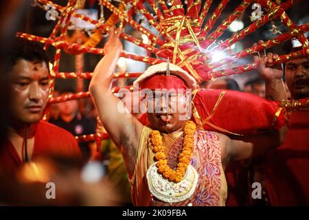 Thimi, Bhaktpaur, Bagmati, Nepal. 10th Set, 2022. Birendra Bhakta Gaju Shrestha esegue un rituale dopo aver piercing la lingua per il suo tempo nella sua vita, durante l'annuale Tongue Piercing Festival in occasione degli Indrajatra al villaggio di Diguli di Madhyapurthimi, Bhaktapur il Sabato. (Credit Image: © Amit Machamasi/ZUMA Press Wire) Foto Stock