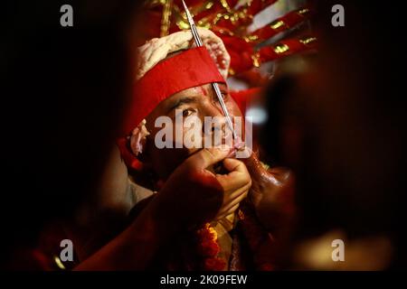 Thimi, Bhaktpaur, Bagmati, Nepal. 10th Set, 2022. Birendra Bhakta Gaju Shrestha pierces la sua lingua per la seconda volta nella sua vita, durante l'annuale Tongue Piercing Festival in occasione della Indrajatra al villaggio di Diguli di Madhyapurthimi, Bhaktapur il Sabato. (Credit Image: © Amit Machamasi/ZUMA Press Wire) Foto Stock