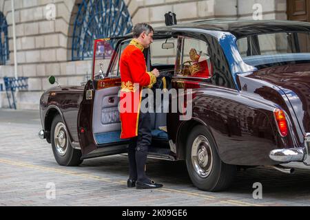 Membro del Consiglio di adesione si trova accanto a un Rolls Royce fuori dal Royal Exchange nella città di Londra, dopo la lettura della proclamazione di adesione del re Carlo III a Data di foto: Sabato 10 settembre 2022: Foto Horst A. Friedrichs Alamy Live News Foto Stock