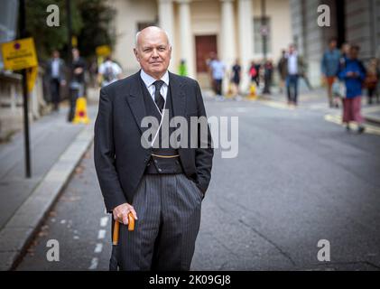 L'ex leader del Partito conservatore Sir George Iain Duncan Smith lascia la cerimonia del Consiglio di adesione al St James's Palace, Londra, dove Re Carlo III viene formalmente proclamato monarca. Carlo divenne automaticamente Re alla morte della madre, ma il Consiglio di adesione, cui hanno partecipato Consiglieri privati, conferma il suo ruolo. Data immagine: Sabato 10 settembre 2022. Friedrichs Alamy Live News Foto Stock