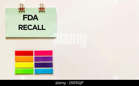 Recensione FDA. Testo su carta su sfondo bianco, accanto agli adesivi colorati Foto Stock