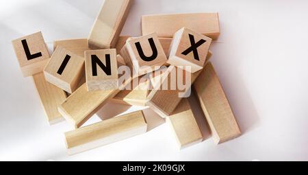 LINUX - parola abbreviata su cubi su sfondo bianco Foto Stock
