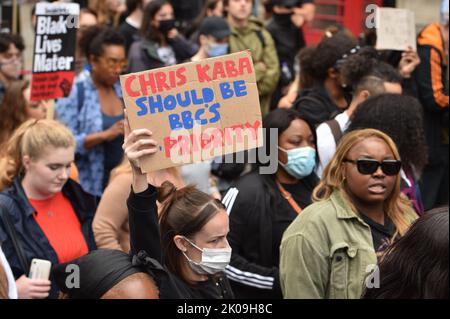 Londra, Regno Unito. 10th Set, 2022. Il protester tiene un cartello che esprime la sua opinione, durante il rally. Migliaia di manifestanti di Black Lives Matter hanno dimostrato nel centro di Londra, in cerca di giustizia per Chris Kaba, un uomo nero di 24 anni che è stato ucciso a morte dalla polizia nel sud di Londra. (Foto di Thomas Krych/SOPA Images/Sipa USA) Credit: Sipa USA/Alamy Live News Foto Stock