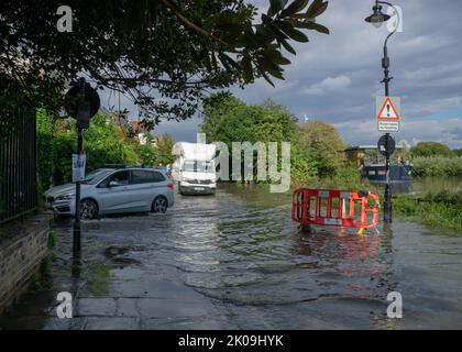 Londra, Inghilterra, Regno Unito. 10th settembre 2022. Auto e camion causando onde nella riva allagata del Tamigi a Chiswick, Londra occidentale, dopo temporali. Cristina Massei/Alamy Live News Foto Stock