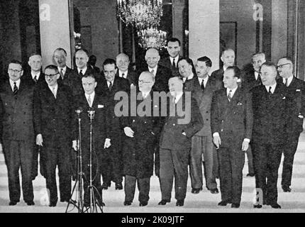 Il sesto gabinetto francese dall'inizio della Quarta Repubblica. Il nuovo gabinetto di Georges Bidault. Georges-Augustin Bidault (Parigi, 5 ottobre 1899 – Parigi, 27 gennaio 1983) è stato un . Durante la seconda guerra mondiale, fu attivo nella resistenza francese. Dopo la guerra, ha servito in diverse occasioni come ministro degli Esteri e primo ministro. Entrò a far parte dell'Organizzazione armee secrete, ma negò sempre il suo coinvolgimento. Foto Stock