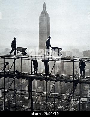 Lavoratori che costruirono la sede delle Nazioni Unite a New York City, USA, 1949. Le Nazioni Unite si trovano in un complesso progettato da un consiglio di architetti guidato da Wallace Harrison e costruito dalla ditta architettonica Harrison & Abramovitz. Il complesso è stato sede ufficiale delle Nazioni Unite dal suo completamento nel 1951. Foto Stock