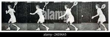 Il tennista Jean Nicoll dimostra una guida in avanti. Sequenza fotografica del colpo di una guida in avanti nel tennis. Foto Stock