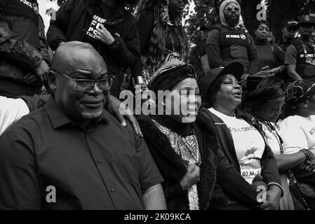 I manifestanti si sono riuniti a Scotland Yard, chiedendo giustizia a Chris Kaba che è stato ucciso a morte dalla polizia a Streatham, Londra. Foto Stock