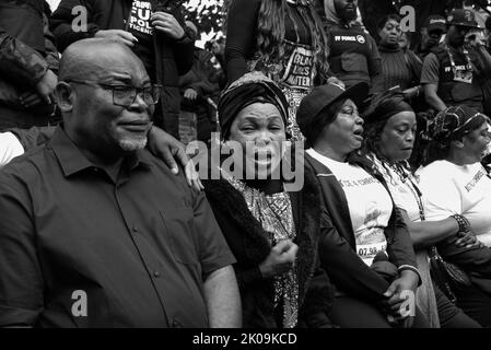 I manifestanti si sono riuniti a Scotland Yard, chiedendo giustizia a Chris Kaba che è stato ucciso a morte dalla polizia a Streatham, Londra. Foto Stock