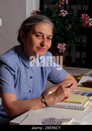 Ruth Prawer Jhabvala CBE (1927 - 2013) romanziere britannico e americano Booker nato in Germania, scrittore di storia breve e sceneggiatore vincitore di due volte dell'Academy Award. È forse più conosciuta per la sua lunga collaborazione con Merchant Ivory Productions, composta dal regista James Ivory e dal produttore Ismail Merchant. Foto Stock