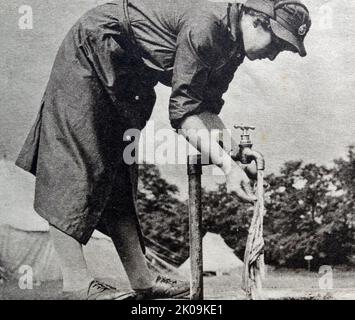 Donne al campo di servizio di trasporto delle donne ad Aldershot durante la seconda guerra mondiale Il Servizio Territoriale ausiliario era il ramo femminile dell'esercito britannico durante la seconda guerra mondiale. Fu costituita il 9 settembre 1938, inizialmente come servizio volontario femminile, ed esisteva fino al 1 febbraio 1949, quando fu fusa nel corpo reale dell'Esercito femminile. Foto Stock