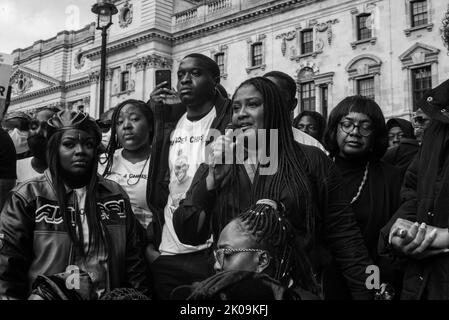 I manifestanti si sono riuniti a Scotland Yard, chiedendo giustizia a Chris Kaba che è stato ucciso a morte dalla polizia a Streatham, Londra. Foto Stock