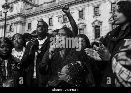 I manifestanti si sono riuniti a Scotland Yard, chiedendo giustizia a Chris Kaba che è stato ucciso a morte dalla polizia a Streatham, Londra. Foto Stock