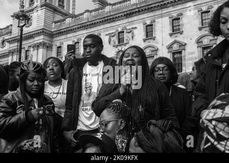 I manifestanti si sono riuniti a Scotland Yard, chiedendo giustizia a Chris Kaba che è stato ucciso a morte dalla polizia a Streatham, Londra. Foto Stock