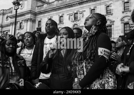 I manifestanti si sono riuniti a Scotland Yard, chiedendo giustizia a Chris Kaba che è stato ucciso a morte dalla polizia a Streatham, Londra. Foto Stock