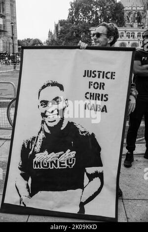 I manifestanti si sono riuniti a Scotland Yard, chiedendo giustizia a Chris Kaba che è stato ucciso a morte dalla polizia a Streatham, Londra. Foto Stock