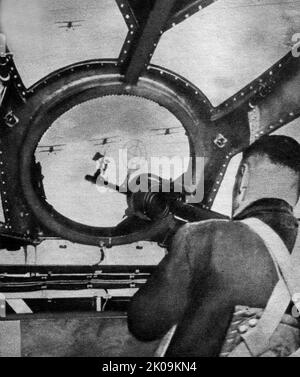 Sparatutto antiaereo su una corazzata britannica durante la seconda guerra mondiale Foto Stock