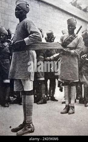 Soldati sudanesi in parata, durante la seconda guerra mondiale, 1940. Foto Stock